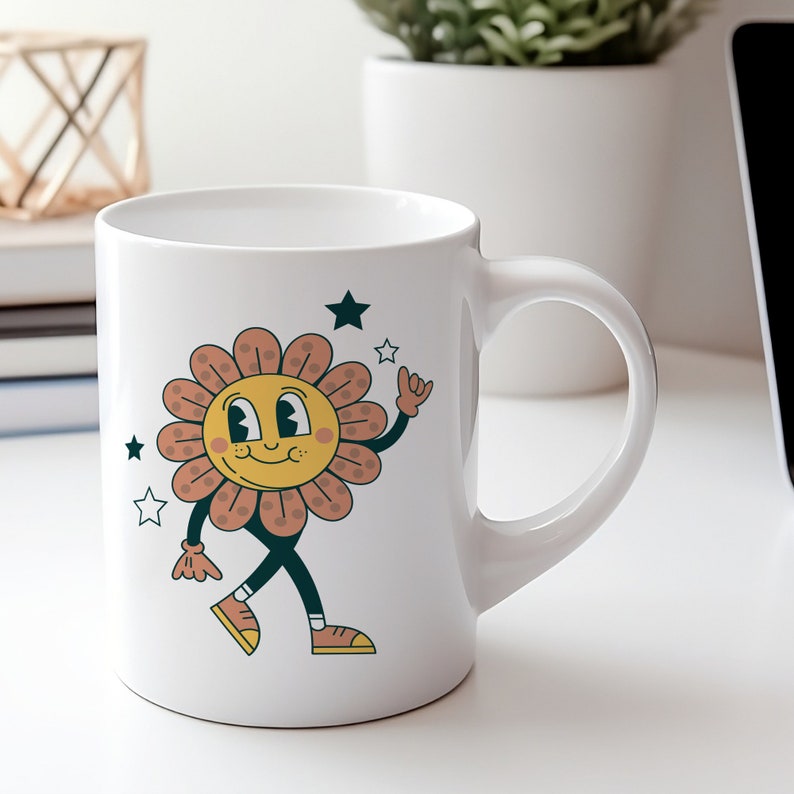 Puede incluir: Taza de cer&aacute;mica blanca con un personaje de flor de dibujos animados con cara amarilla, pelo marr&oacute;n y piernas negras. El personaje de la flor lleva zapatos negros y saluda con una mano. Hay estrellas en el fondo.