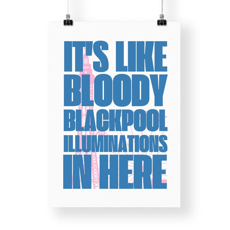 Pu&ograve; includere: Un poster bianco con il testo blu "IT'S LIKE BLOODY BLACKPOOL ILLUMINATIONS IN HERE", con un'illustrazione rosa di una torre sullo sfondo. Il poster &egrave; tenuto da due clip nere.