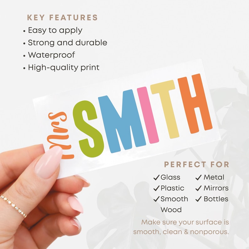 Puede incluir: Una pegatina rectangular con el nombre "SMITH" en letras de bloque coloridas. La palabra "Mrs" est&aacute; en escritura naranja. Dise&ntilde;ada para vidrio, metal, pl&aacute;stico, espejos, superficies lisas y botellas. F&aacute;cil de aplicar, duradera e impermeable.