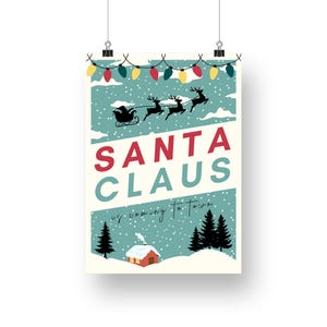 K&ouml;nnte beinhalten: Ein Weihnachtsposter im Vintage-Stil mit einem blaugr&uuml;nen Hintergrund und wei&szlig;en Schneeflocken. Der Text lautet "Santa Claus is coming to town". Es sind drei Rentiere zu sehen, die einen Schlitten mit dem Weihnachtsmann ziehen. Au&szlig;erdem gibt es Weihnachtslichter und ein kleines Haus mit einem Schornstein.