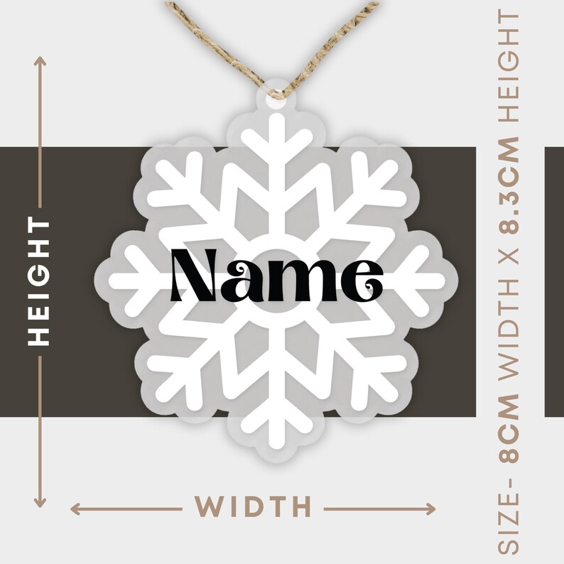 Op de afbeelding: Witte sneeuwvlok ornament met zwarte "Name" tekst in het midden. Het ornament is 8,3 cm hoog en 8 cm breed.