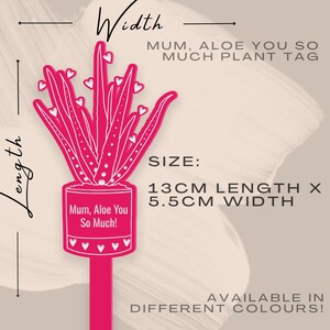 Op de afbeelding: Roze plantenhanger met een wit alo&euml; vera plantontwerp en de tekst "Mum, Aloe You So Much!" De hanger is 13 cm lang en 5,5 cm breed.