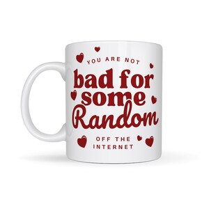Puede incluir: Taza de cer&aacute;mica blanca con un gr&aacute;fico rojo que dice "You are not bad for some random off the internet". El gr&aacute;fico est&aacute; rodeado de peque&ntilde;os corazones rojos.