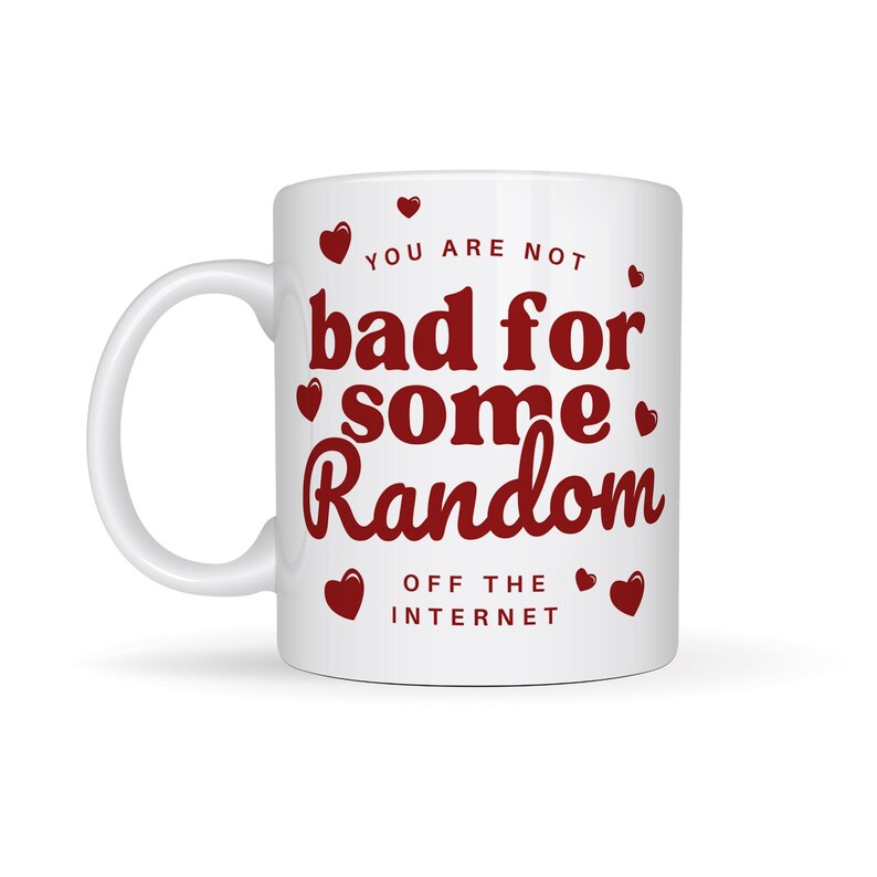 Puede incluir: Taza de cer&aacute;mica blanca con un gr&aacute;fico rojo que dice "You are not bad for some random off the internet". El gr&aacute;fico est&aacute; rodeado de peque&ntilde;os corazones rojos.
