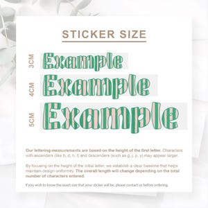 Op de afbeelding: Een witte achtergrond toont voorbeelden van stickerformaten. Drie tekstregels tonen het woord "Example" in een groen en roze gestreepte lettertype, met hoogtes van 3 cm, 4 cm en 5 cm. De tekst "STICKER SIZE" staat bovenaan.