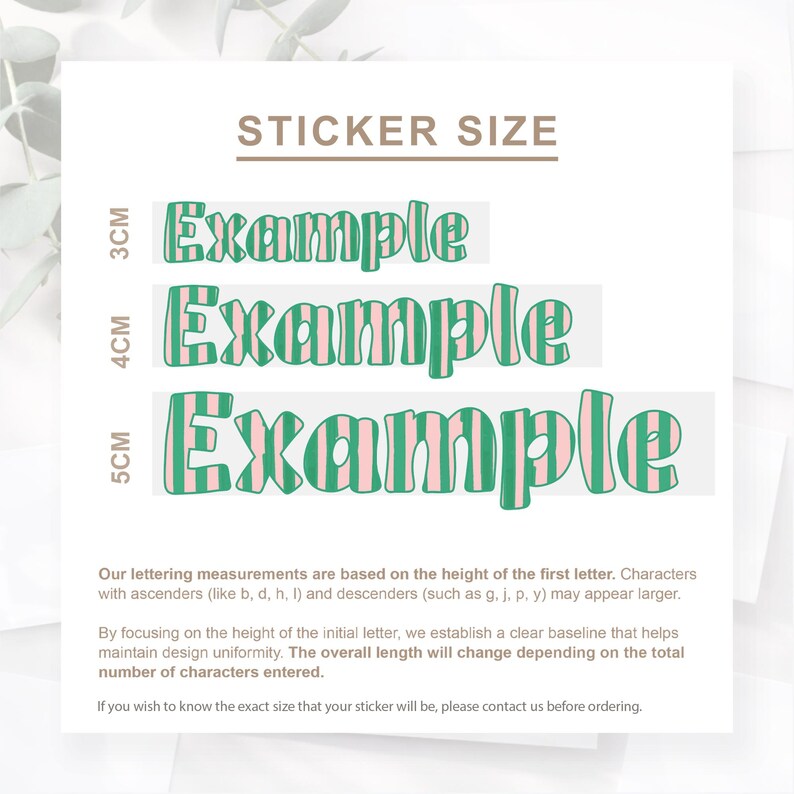Op de afbeelding: Een witte achtergrond toont voorbeelden van stickerformaten. Drie tekstregels tonen het woord "Example" in een groen en roze gestreepte lettertype, met hoogtes van 3 cm, 4 cm en 5 cm. De tekst "STICKER SIZE" staat bovenaan.