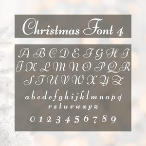 K&ouml;nnte beinhalten: Ein vollst&auml;ndiger wei&szlig;er Christmas Font 4-Alphabet- und Zahlensatz, dargestellt auf grauem Hintergrund. Gro&szlig;- und Kleinbuchstaben sowie die Zahlen 0-9 sind in einem dekorativen, kursiven Stil gehalten, ideal f&uuml;r weihnachtliche Designs.