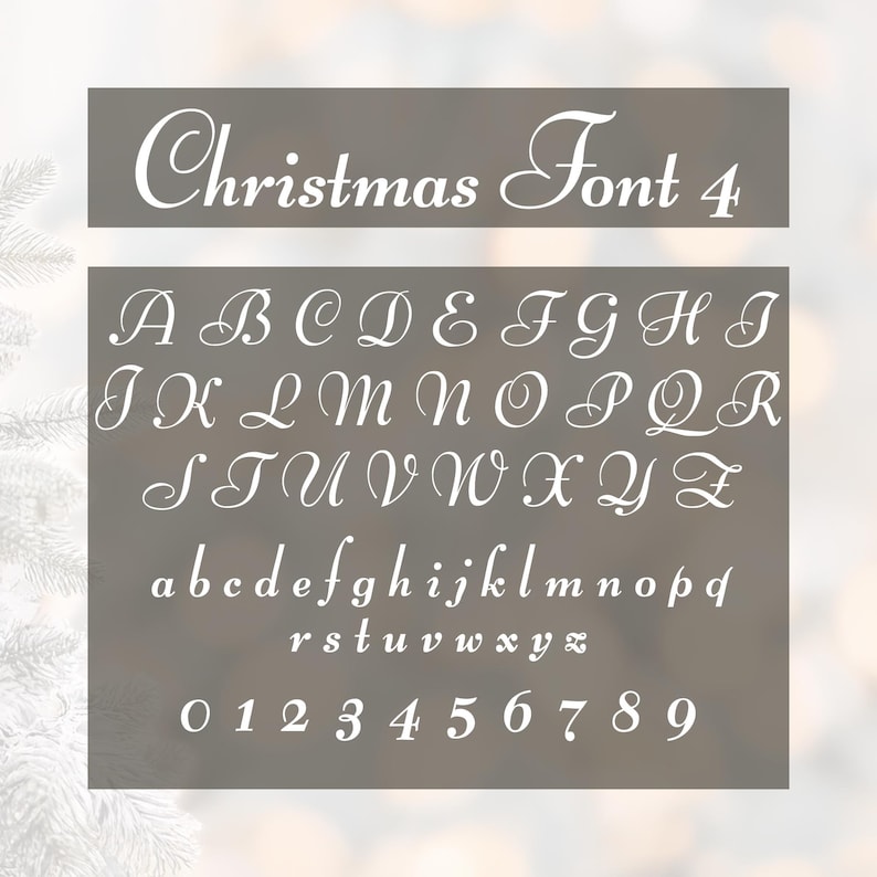 K&ouml;nnte beinhalten: Ein vollst&auml;ndiger wei&szlig;er Christmas Font 4-Alphabet- und Zahlensatz, dargestellt auf grauem Hintergrund. Gro&szlig;- und Kleinbuchstaben sowie die Zahlen 0-9 sind in einem dekorativen, kursiven Stil gehalten, ideal f&uuml;r weihnachtliche Designs.