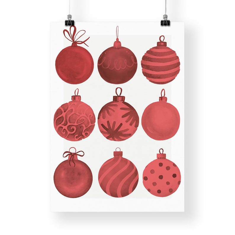 Op de afbeelding: Een poster met negen rode kerstballen met verschillende ontwerpen. De ballen bevatten effen kleuren, wervelingen, strepen en patronen. Elke bal heeft een zilveren dop en hangt tegen een witte achtergrond.