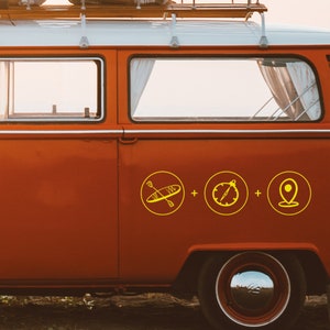 K&ouml;nnte beinhalten: Ein roter Vintage-Van mit gelben Aufklebern an der Seite. Die Aufkleber zeigen ein Paddel und ein Surfbrett, einen Kompass und einen Standort-Pin.