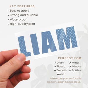 Puede incluir: Una pegatina blanca con el nombre "LIAM" en letras azules. La letra "M" tiene un patr&oacute;n de puntos. La pegatina es f&aacute;cil de aplicar, fuerte, duradera, impermeable y de alta calidad. Perfecta para vidrio, metal, pl&aacute;stico, espejos, madera lisa y botellas.