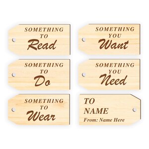K&ouml;nnte beinhalten: Sechs Holz-Geschenk-Etiketten mit braunem Text. Die Etiketten lauten "Something to Read", "Something You Want", "Something to Do", "Something You Need", "Something to Wear" und "To Name From: Name Here".