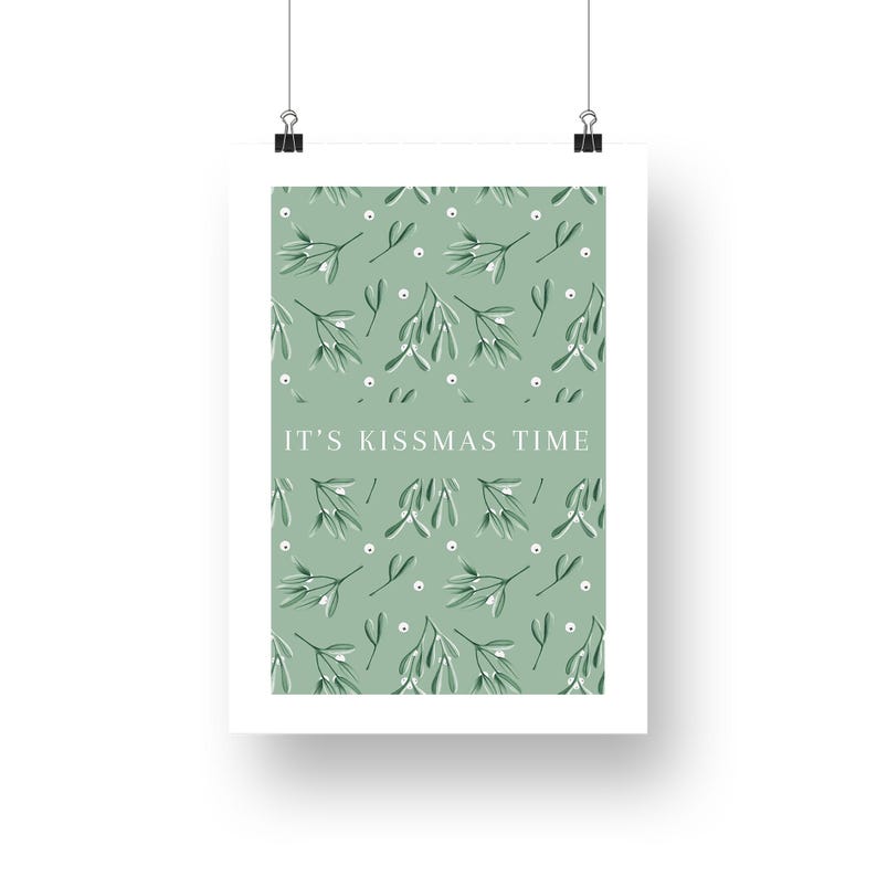 Puede incluir: Un p&oacute;ster imprimible verde y blanco con un patr&oacute;n repetitivo de ramitas de mu&eacute;rdago y el texto "IT'S KISSMAS TIME".