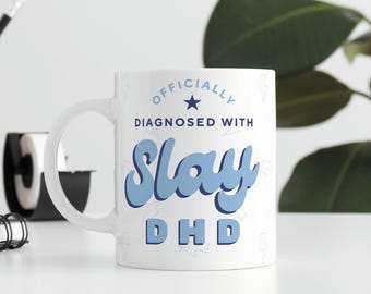 Taza Slay DHD: Taza divertida azul para personas con TDAH, taza de café, concienciación sobre el TDAH, taza con diagnóstico ingenioso, humor empoderador sobre la salud mental, regalo para él.