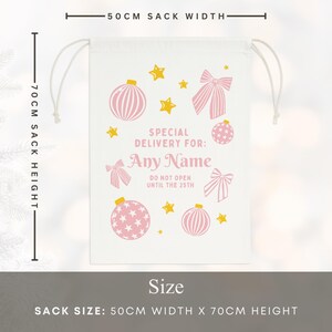 Puede incluir: Un saco de Navidad blanco, de 50 cm de ancho y 70 cm de alto, con cierre de cord&oacute;n. Presenta adornos rosas, lazos y estrellas, con el texto "Special Delivery For: Any Name" y "Do Not Open Until the 25th."