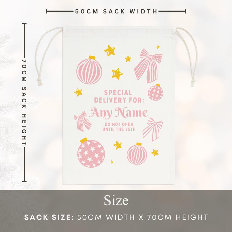 Puede incluir: Un saco de Navidad blanco, de 50 cm de ancho y 70 cm de alto, con cierre de cord&oacute;n. Presenta adornos rosas, lazos y estrellas, con el texto "Special Delivery For: Any Name" y "Do Not Open Until the 25th."