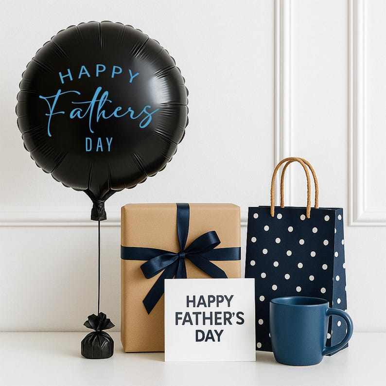 Puede incluir: Un conjunto de regalos para el D&iacute;a del Padre, que incluye un globo redondo negro con "Happy Fathers Day" en azul, un regalo envuelto con una cinta azul marino, una bolsa de regalo azul marino con lunares, una taza azul y una tarjeta que dice "Happy Father's Day".