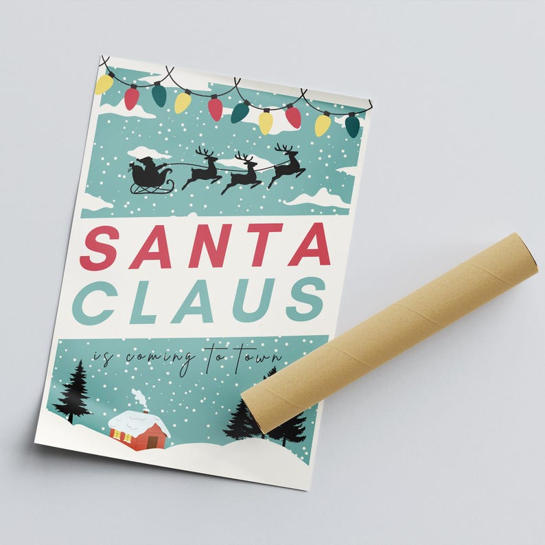 K&ouml;nnte beinhalten: Eine blaugr&uuml;ne und wei&szlig;e Weihnachtskarte mit einer Silhouette des Weihnachtsmanns in seinem Schlitten, der von Rentieren gezogen wird. Die Karte lautet "Santa Claus is coming to town".