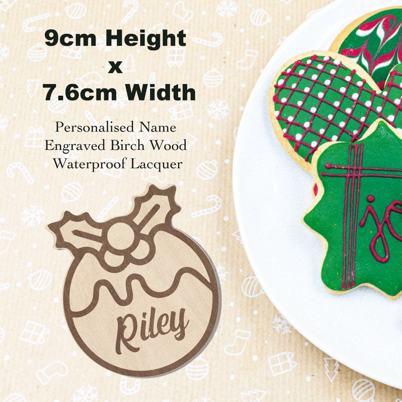 Pu&ograve; includere: Ciondolo personalizzato a forma di budino di Natale in legno di betulla inciso con un motivo di agrifoglio e il nome "Riley". Il ciondolo &egrave; alto 9 cm e largo 7,6 cm. &Egrave; impermeabile e viene fornito con un nome personalizzato.