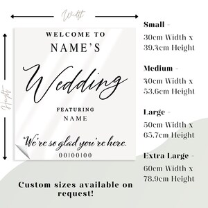 K&ouml;nnte beinhalten: Ein wei&szlig;es Willkommens-Schild mit schwarzem Text, der "Willkommen zur Hochzeit von NAME'S Mit der Teilnahme von NAME Wir freuen uns, dass Sie da sind. 00100100" lautet, mit individuellen Gr&ouml;&szlig;en auf Anfrage. Das Schild ist in klein (30cm x 39.4cm), mittel (40cm x 53.6cm), gro&szlig; (50cm x 65.7cm) und extra gro&szlig; (60cm x 78.9cm) erh&auml;ltlich.