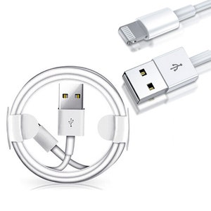 Op de afbeelding: Witte iPhone-oplaadkabel met een USB-connector aan het ene uiteinde en een Lightning-connector aan het andere uiteinde. De kabel is opgerold en klaar voor gebruik.