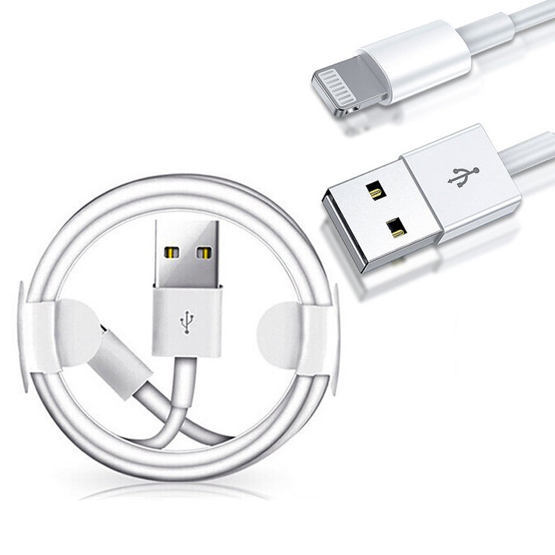 Op de afbeelding: Witte iPhone-oplaadkabel met een USB-connector aan het ene uiteinde en een Lightning-connector aan het andere uiteinde. De kabel is opgerold en klaar voor gebruik.