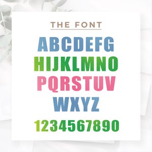 Puede incluir: Sobre un fondo blanco, el texto "THE FONT" corona un alfabeto y n&uacute;meros coloridos. Las letras son azules, verdes y rosas con un patr&oacute;n de puntos. Los n&uacute;meros son verdes.