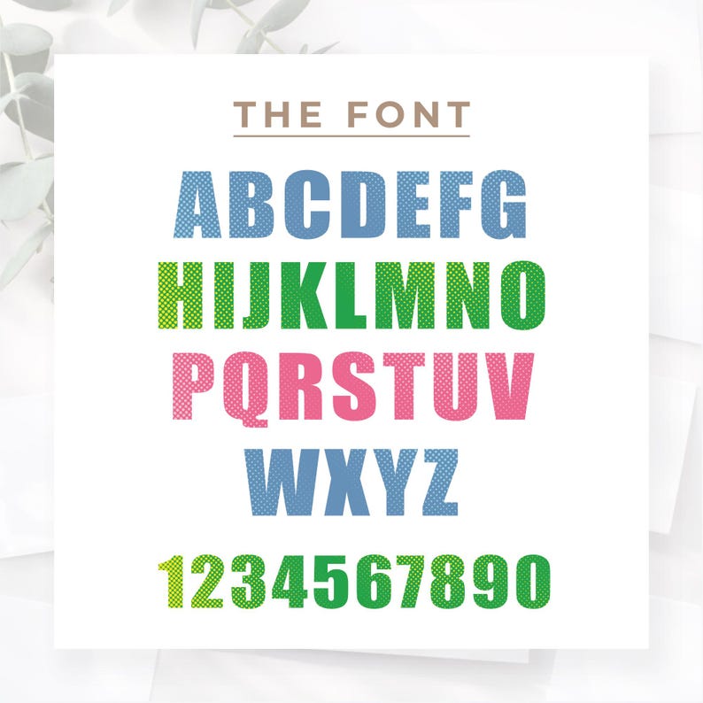 Puede incluir: Sobre un fondo blanco, el texto "THE FONT" corona un alfabeto y n&uacute;meros coloridos. Las letras son azules, verdes y rosas con un patr&oacute;n de puntos. Los n&uacute;meros son verdes.