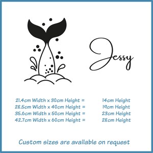 May include: Black and white illustration of a mermaid tail with bubbles and a cloud. The name "Jessy" is written in cursive script. The image includes sizing information for a custom design, with options for 21.4 cm x 30 cm, 28.5 cm x 40 cm, 35.6 cm x 50 cm, and 42.7 cm x 60 cm.