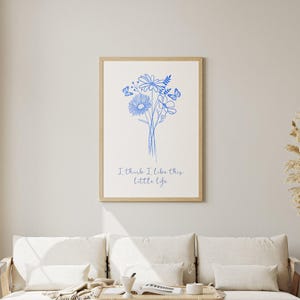 Puede incluir: Una impresi&oacute;n de arte imprimible blanca con un dibujo de l&iacute;nea azul de un ramo de flores y mariposas. El texto "I think I like this little life" est&aacute; debajo del dibujo.