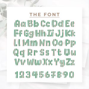 Op de afbeelding: Een witte kaart toont het alfabet en de cijfers in een uniek lettertype. De letters en cijfers zijn groen met roze verticale strepen. De tekst "THE FONT" staat bovenaan in bruin.