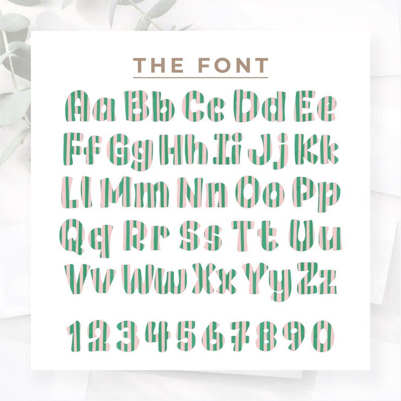 Op de afbeelding: Een witte kaart toont het alfabet en de cijfers in een uniek lettertype. De letters en cijfers zijn groen met roze verticale strepen. De tekst "THE FONT" staat bovenaan in bruin.
