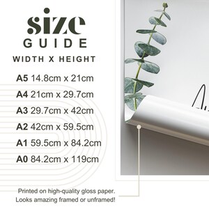 K&ouml;nnte beinhalten: Ein Gr&ouml;&szlig;enleitfaden f&uuml;r Drucke, der die Breite und H&ouml;he verschiedener Papierformate in Zentimetern zeigt. Die aufgef&uuml;hrten Gr&ouml;&szlig;en sind A5, A4, A3, A2, A1 und A0. Der Leitfaden gibt auch an, dass die Drucke auf hochwertigem Glanzpapier gedruckt werden und sowohl gerahmt als auch ungerahmt fantastisch aussehen.