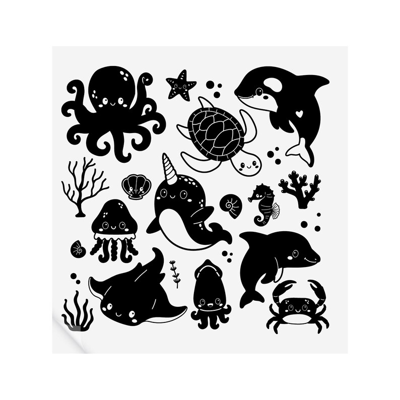Op de afbeelding: Zwart-witte silhouet-illustratie van verschillende zeedieren, waaronder een octopus, een zeeschildpad, een narwal, een zeepaardje, een kwal, een inktvis, een rog, een dolfijn, een krab en koraal.