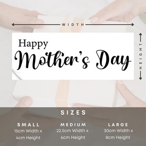 Puede incluir: Texto "Happy Mother's Day" en fuente de letra cursiva negra sobre fondo blanco. El texto se muestra con una regla para indicar los diferentes tama&ntilde;os disponibles: peque&ntilde;o (15 cm x 4 cm), mediano (22,5 cm x 6 cm) y grande (30 cm x 8 cm).