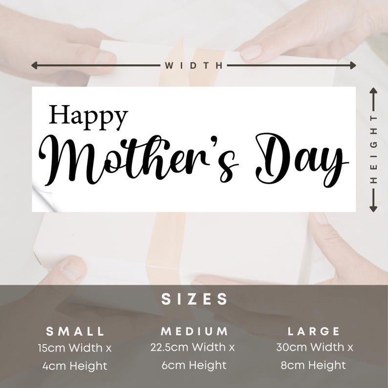 Puede incluir: Texto "Happy Mother's Day" en fuente de letra cursiva negra sobre fondo blanco. El texto se muestra con una regla para indicar los diferentes tama&ntilde;os disponibles: peque&ntilde;o (15 cm x 4 cm), mediano (22,5 cm x 6 cm) y grande (30 cm x 8 cm).