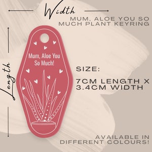 Może przedstawiać: R&oacute;żowy metalowy brelok w kształcie klucza hotelowego z napisem "Mum, Aloe You So Much!" i białym rysunkiem aloesu. Brelok ma 7 cm długości i 3,4 cm szerokości.