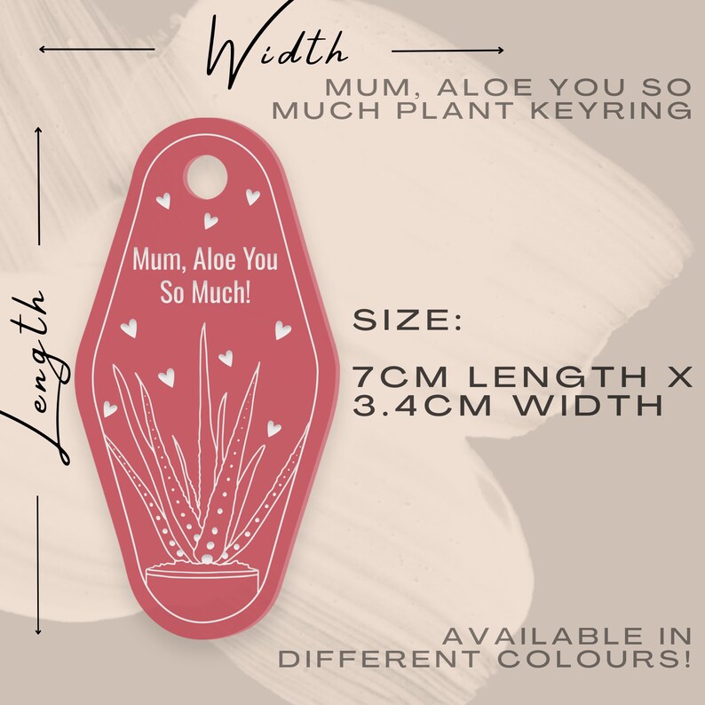 Może przedstawiać: R&oacute;żowy metalowy brelok w kształcie klucza hotelowego z napisem "Mum, Aloe You So Much!" i białym rysunkiem aloesu. Brelok ma 7 cm długości i 3,4 cm szerokości.