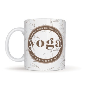 K&ouml;nnte beinhalten: Wei&szlig;e Keramik-Tasse mit einem braunen kreisf&ouml;rmigen Design mit der Aufschrift "Yoga is frowned upon because punching people". Die Tasse hat einen wei&szlig;en Griff und ein Muster aus Yoga-Posen.