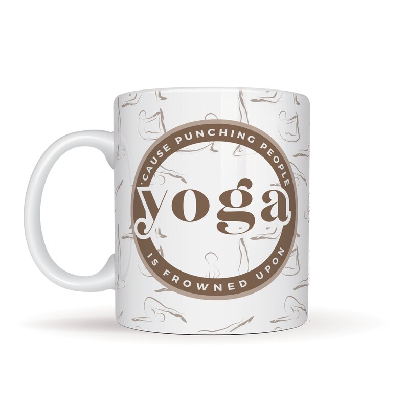 K&ouml;nnte beinhalten: Wei&szlig;e Keramik-Tasse mit einem braunen kreisf&ouml;rmigen Design mit der Aufschrift "Yoga is frowned upon because punching people". Die Tasse hat einen wei&szlig;en Griff und ein Muster aus Yoga-Posen.