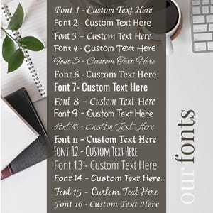 Puede incluir: Un fondo gris con texto blanco que enumera 16 fuentes diferentes. El texto dice "Font 1 - Custom Text Here", "Font 2 - Custom Text Here", etc. El texto "our fonts" est&aacute; escrito verticalmente en blanco en el lado derecho de la imagen.