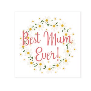Puede incluir: Tarjeta cuadrada blanca con el texto "Best Mum Ever!" en rosa. El texto est&aacute; rodeado por una corona de margaritas blancas con centros amarillos y hojas verdes.
