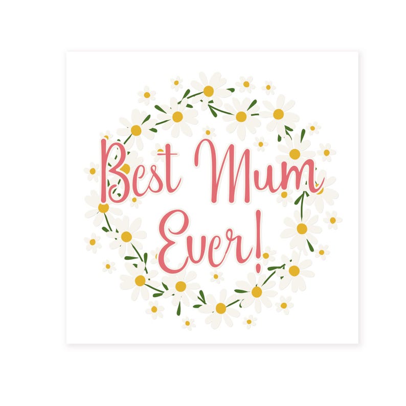 Puede incluir: Tarjeta cuadrada blanca con el texto "Best Mum Ever!" en rosa. El texto est&aacute; rodeado por una corona de margaritas blancas con centros amarillos y hojas verdes.