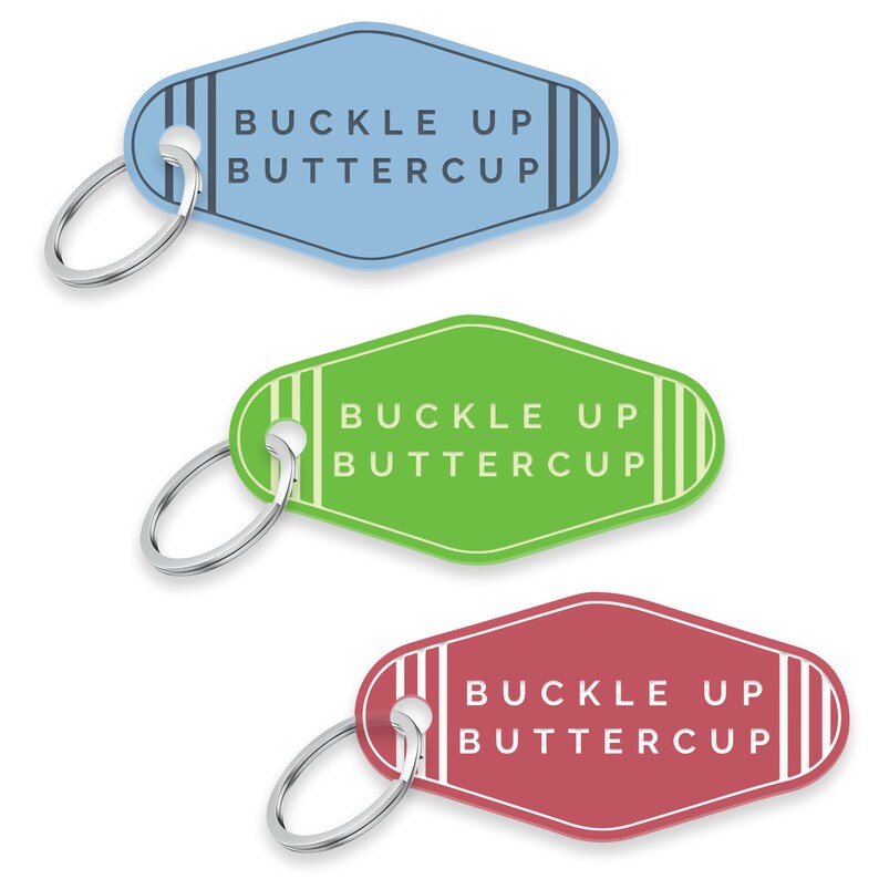 Puede incluir: Tres llaveros con fondo azul claro, verde y rojo. Cada llavero tiene un &oacute;valo blanco con el texto "BUCKLE UP BUTTERCUP" en blanco.