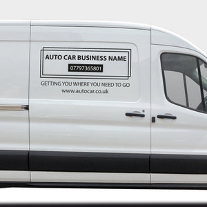 Pu&ograve; includere: Furgone bianco con un cartello bianco e nero sul lato che dice "AUTO CAR BUSINESS NAME" con un numero di telefono e un indirizzo di sito web. Il cartello dice "Getting you where you need to go."