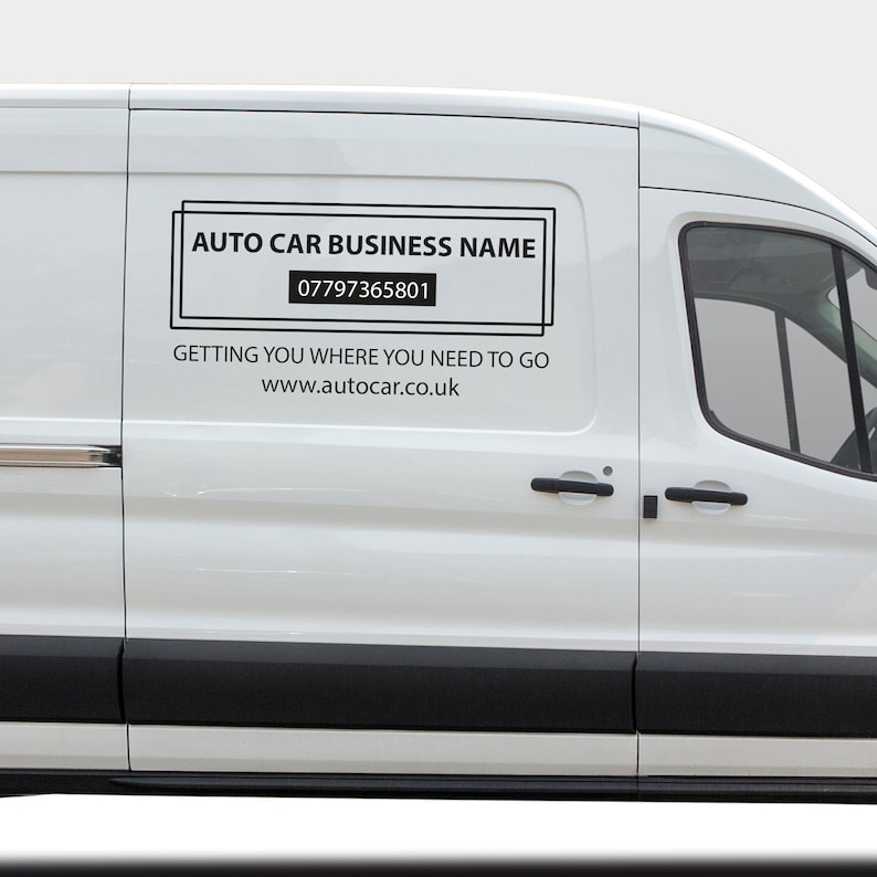 Pu&ograve; includere: Furgone bianco con un cartello bianco e nero sul lato che dice "AUTO CAR BUSINESS NAME" con un numero di telefono e un indirizzo di sito web. Il cartello dice "Getting you where you need to go."