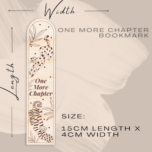 Op de afbeelding: Een houten bladwijzer met gegraveerde illustraties van grote katten en bladeren. De bladwijzer heeft de tekst "One More Chapter" en meet 15 cm lang en 4 cm breed.
