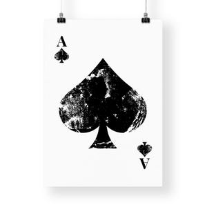 Puede incluir: Una ilustraci&oacute;n en blanco y negro del As de Picas. La carta tiene un aspecto desgastado y vintage.