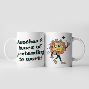 Puede incluir: Taza de cer&aacute;mica blanca con un gr&aacute;fico en blanco y negro de una flor sonriente con una cara amarilla y el texto "Another 8 hours of pretending to work!"