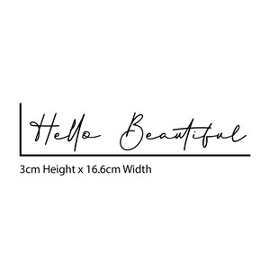 Puede incluir: Impresi&oacute;n de arte de caligraf&iacute;a en blanco y negro con el texto "Hello Beautiful" en una fuente manuscrita. La impresi&oacute;n mide 3 cm de alto y 16,6 cm de ancho.